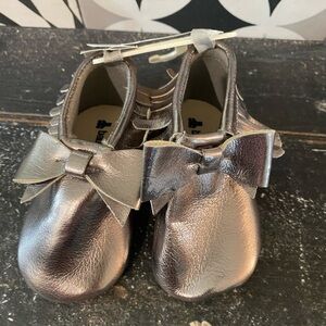 METALLIC fringe leather baby moccasins! Soft soles/good for baby feet 👣 NWT